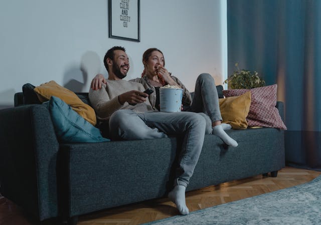 How_To_Create_A_Cozy_Movie_Night_Setup_With_Luxe_Throws_And_Cushions