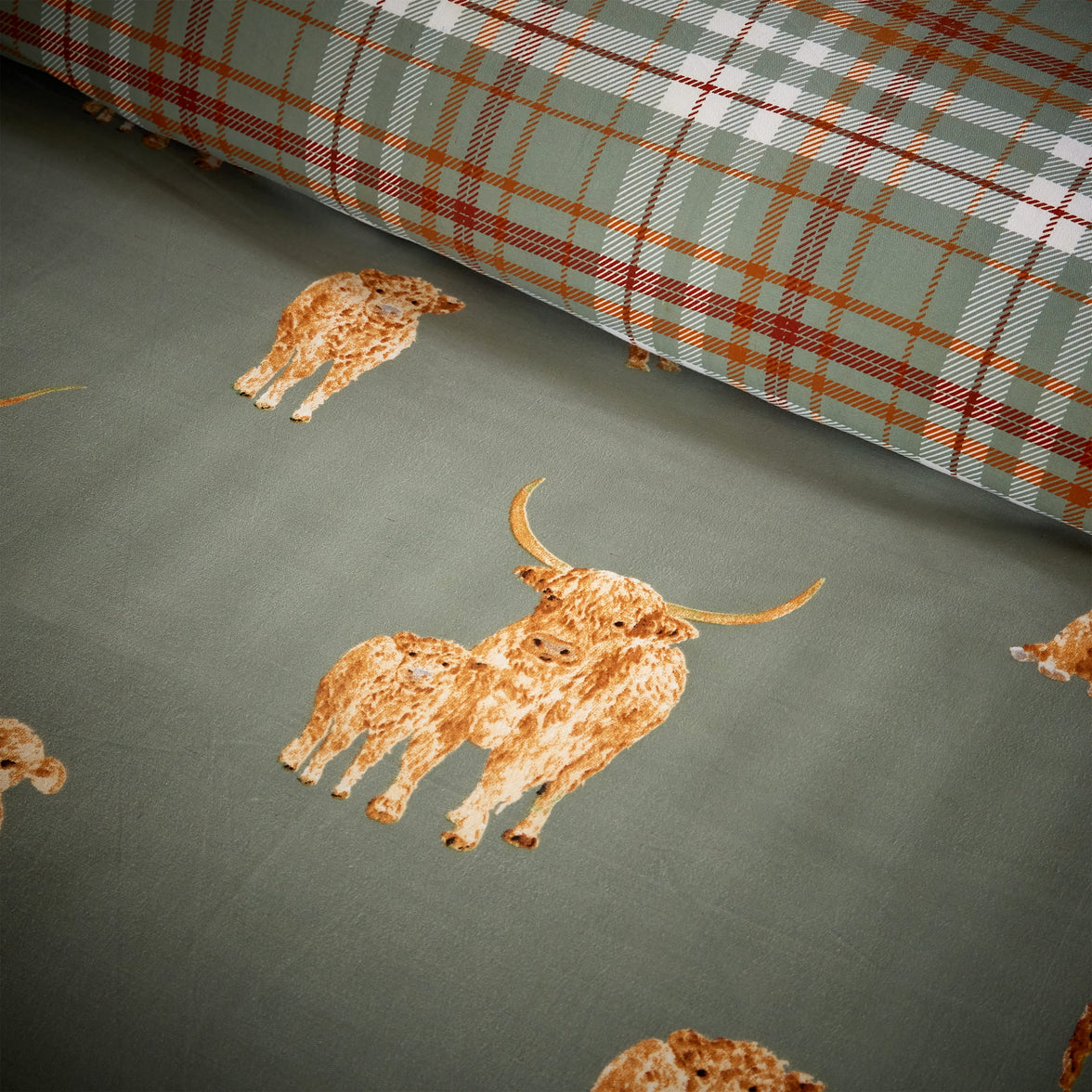 OLIVIA ROCCO Highland Cow Sage Printed Reversible Duvet Cover Set Quilted Polyester Blend with Button Closure Single Double King Size Duvet Cover