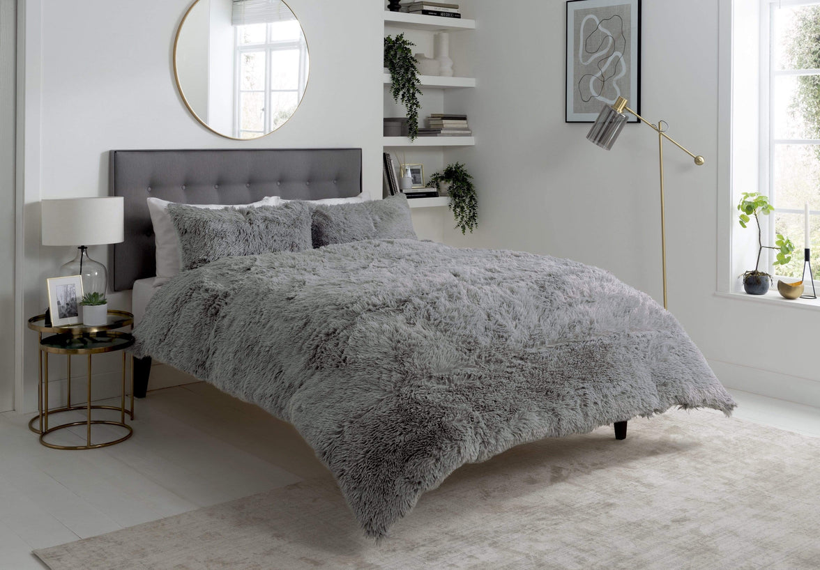 Snuggle & Cuddle Faux Fur Duvet Set for Winter Comfort Extra Soft Bedding with OEKO-TEX Certification Available in Multiple Sizes and Elegant Colours by OLIVIA ROCCO SINGLE / SILVER Duvet Cover